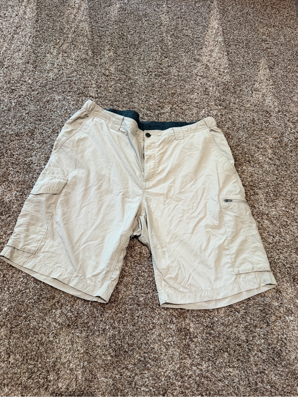 Men's Casual Beige Cargo Shorts with Utility Pockets